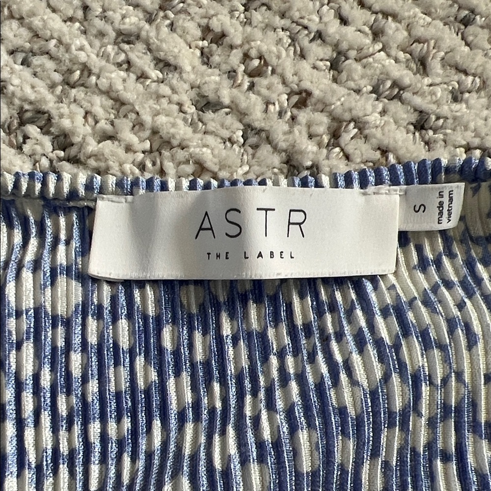 Astr Blue and White Patterned top size small - Picture 2 of 3